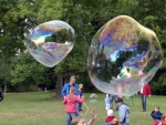 Riesenseifenblasen zur Freude der Kinder