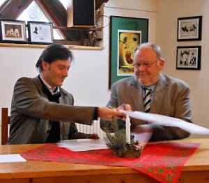 Umweltbürgermeister Heiko Rosenthal und Vereinsvorsitzender Detlef Bäsler unterschreiben den Vertrag über die finanzielle Sicherung der Auwaldstation bis 2015