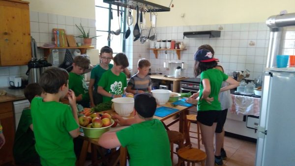 Die Jungen Auwald-Ranger versorgten sich selbst. Alle halfen bei der Zubereitung der gemeinsamen Mahlzeiten mit frischen Zutaten aus regionalem und/oder biologischem Anbau.
