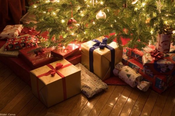 Viele eingepackte Geschenke liegen unter dem Weihnachtsbaum